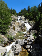 Obraz premium río con cascadas