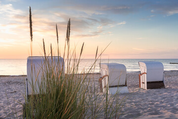 Strandkörbe im Sonnenununtergang an der Ostsee