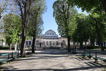 Fototapeta na wymiar Le palais des congrès, ancien casino, vu de l'extérieur, ville de Vichy, département de l'Allier, France