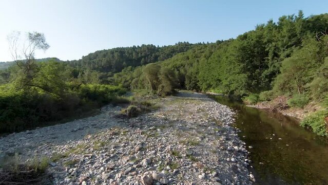 Lit d'une rivi&egrave;re caillouteuse au milieu d'une for&ecirc;t par temps de s&egrave;cheresse au printemps dans les C&eacute;vennes dans le Sud de la France.