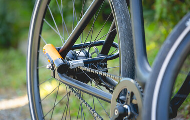 Un cadenas ou un antivol attaché à un vélo. - obrazy, fototapety, plakaty