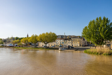 Fototapeta na wymiar Vue sur le centre de Bourg depuis une jetée sur la Dordogne (Nouvelle-Aquitaine, France)