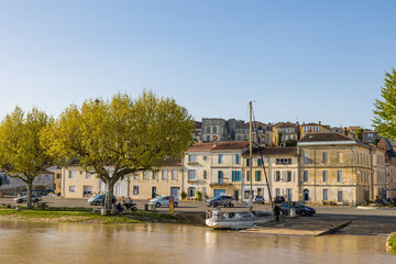 Vue sur le centre de Bourg depuis une jetée sur la Dordogne (Nouvelle-Aquitaine, France)