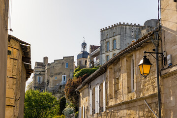 Fototapeta na wymiar Vue sur la maison mauresque depuis les rues de Bourg (Nouvelle-Aquitaine, France)