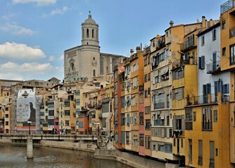 Fototapeta na wymiar The colorful skyline of the Girona city - Spain 