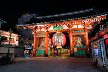 Fototapeta na wymiar 東京都 浅草寺 夜の雷門
