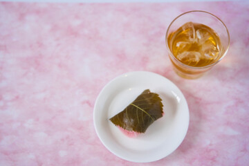 桜餅と冷たい棒ほうじ茶