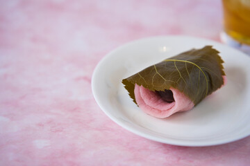 桜餅と冷たい棒ほうじ茶
