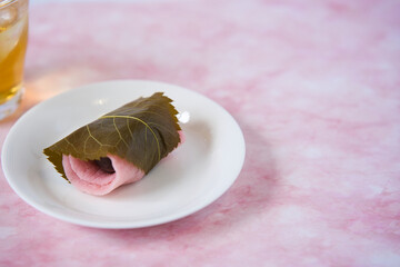 桜餅と冷たい棒ほうじ茶