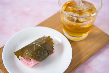 桜餅と冷たい棒ほうじ茶