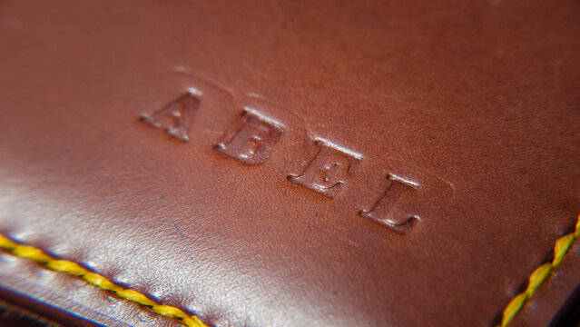 Nombre "Abel"  impreso en relieve en cubierta de agenda de cuero marrón
