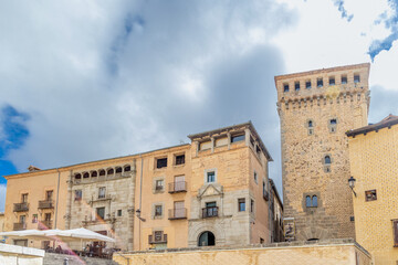 Fototapeta na wymiar views of the streetsr of Segovia with tourists walking under streets in Segovia