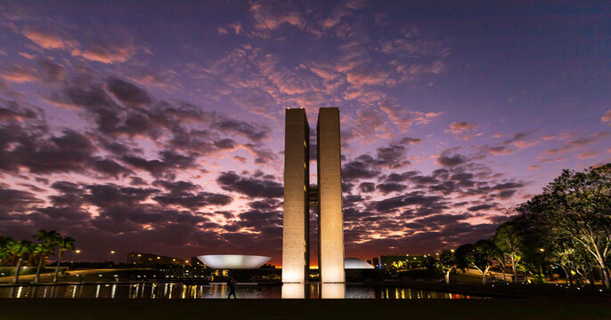 Congresso Nacional do Brasil em foto noturna. C&acirc;mara dos Deputados e Senado Federal. Bras&iacute;lia, DF - Brasil. 23 de Abril de 2022.