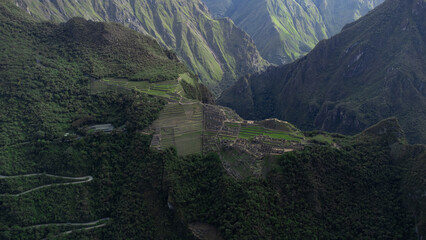 Fotografía aérea de Machu Picchu realizada con drone. Maravilla del mundo entre las montañas de...