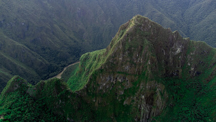 Fotografía aérea de Machu Picchu realizada con drone. Maravilla del mundo entre las montañas de...