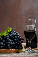 Red wine and grapes on wooden background