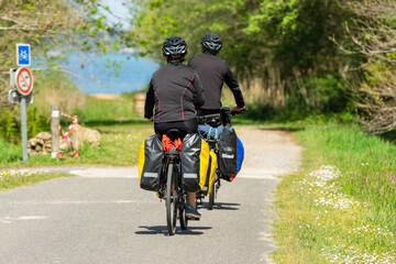 Couple practicing bikepacking in the Landes