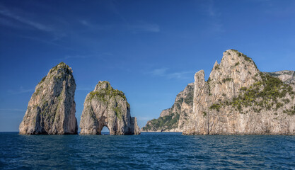Fototapeta na wymiar Faraglioni, formacje skalne w drodze na Capri