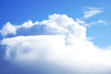 Nuages et ciel bleu .