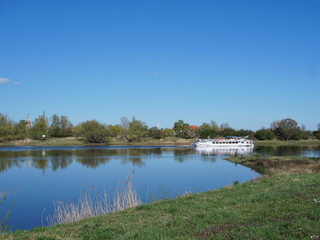 Blick auf die Elbe mit kleinem Ausflugsschiff in der N&auml;he von Magdeburg