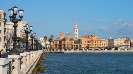 Vue panoramique sur la ville de Bari depuis le Lungomare, avec le campanile de la cathédrale San Sabino (duomo) et le teatro Margherita, au bord de la mer Adriatique, dans les Pouilles (Italie)