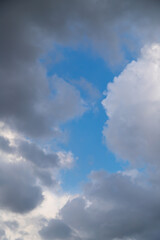 Obraz premium White cumulus clouds on a clear blue sky.