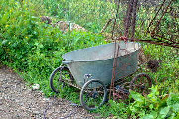home-made transport for the garden concept - home-made transport for the dacha and garden cast-iron basin on four wheels from a stroller with a rope.
