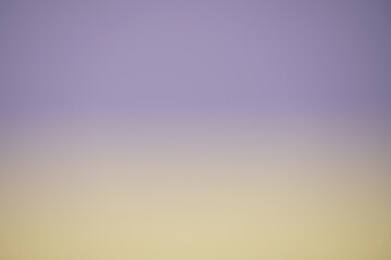 Weicher Farbverlauf mit Übergängen von hellem blau oder Flieder zu beige oder hellgelb