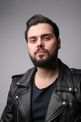 Obraz premium Bearded handsome young man with strong mindset concept. Vertical.