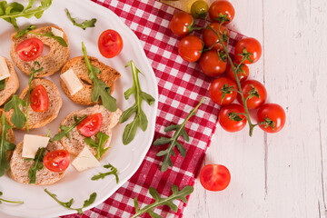 Friselle with cherry tomatoes and arugula.