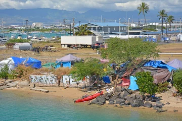 Papier Peint photo Plage de Camps Bay, Le Cap, Afrique du Sud View of homeless encampment with tents at Sand Island in Honolulu Harbor on Oahu in Hawaii