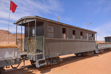 Stary pasażerski wagon kolejowy na stacji kolejowej Wadi Rum w Jordanii.