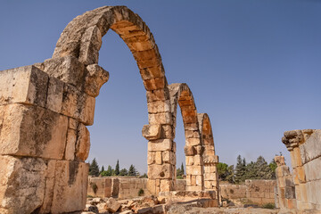 Ruiny kolumn w ruinach antycznego miasta Andźar w Libanie.