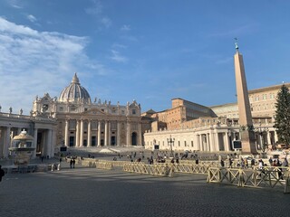 Aesthetic photos of Vatican City decorated for Christmas (Urbi e Torbi)