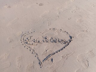 Corazón dibujado en la arena