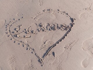 Corazón en la arena de la playa