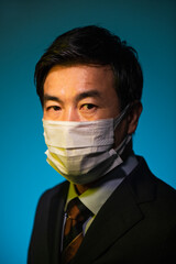 マスクをした50代ビジネスマン