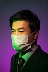 マスクをした50代ビジネスマン