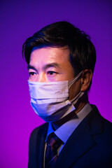 マスクをした50代ビジネスマン