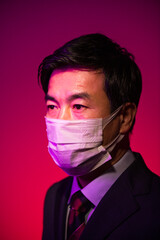 マスクをした50代ビジネスマン