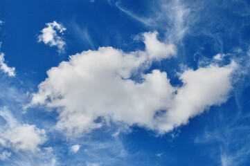 Obraz premium Soft white clouds in a bright blue sky