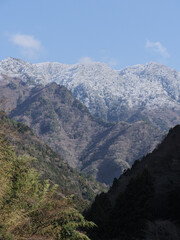 Fototapeta na wymiar 山頂にうっすらと雪が積もる四国山脈 