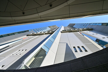 Fototapeta premium 高層ビルを隙間から見上げた風景 【高層ビル風景】