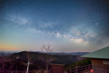 春に浮かび上がる天の川