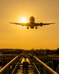 千里川土手の朝陽と飛行機の美しい写真