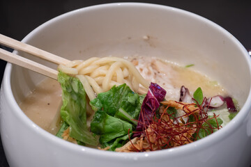 レタスなど野菜がトッピングされた鶏白湯ラーメン。
