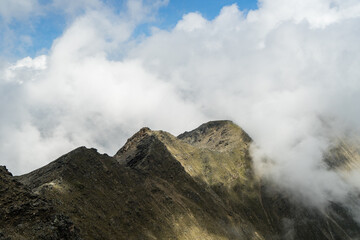Berg in den Wolken in Südtirol, Italien