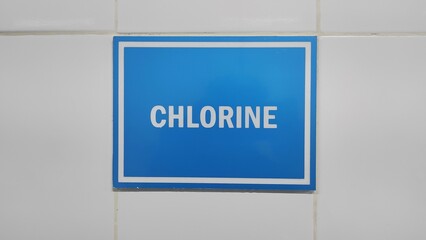 Blue sign with white chlorine write on it to show place for chlorine