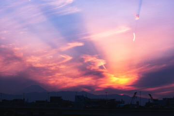 光芒が美しい夕焼けの景色