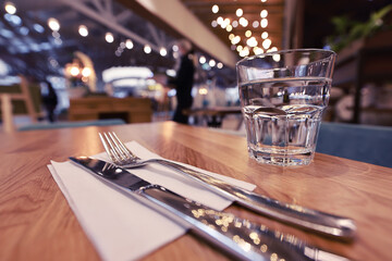 table setting restaurant knife fork